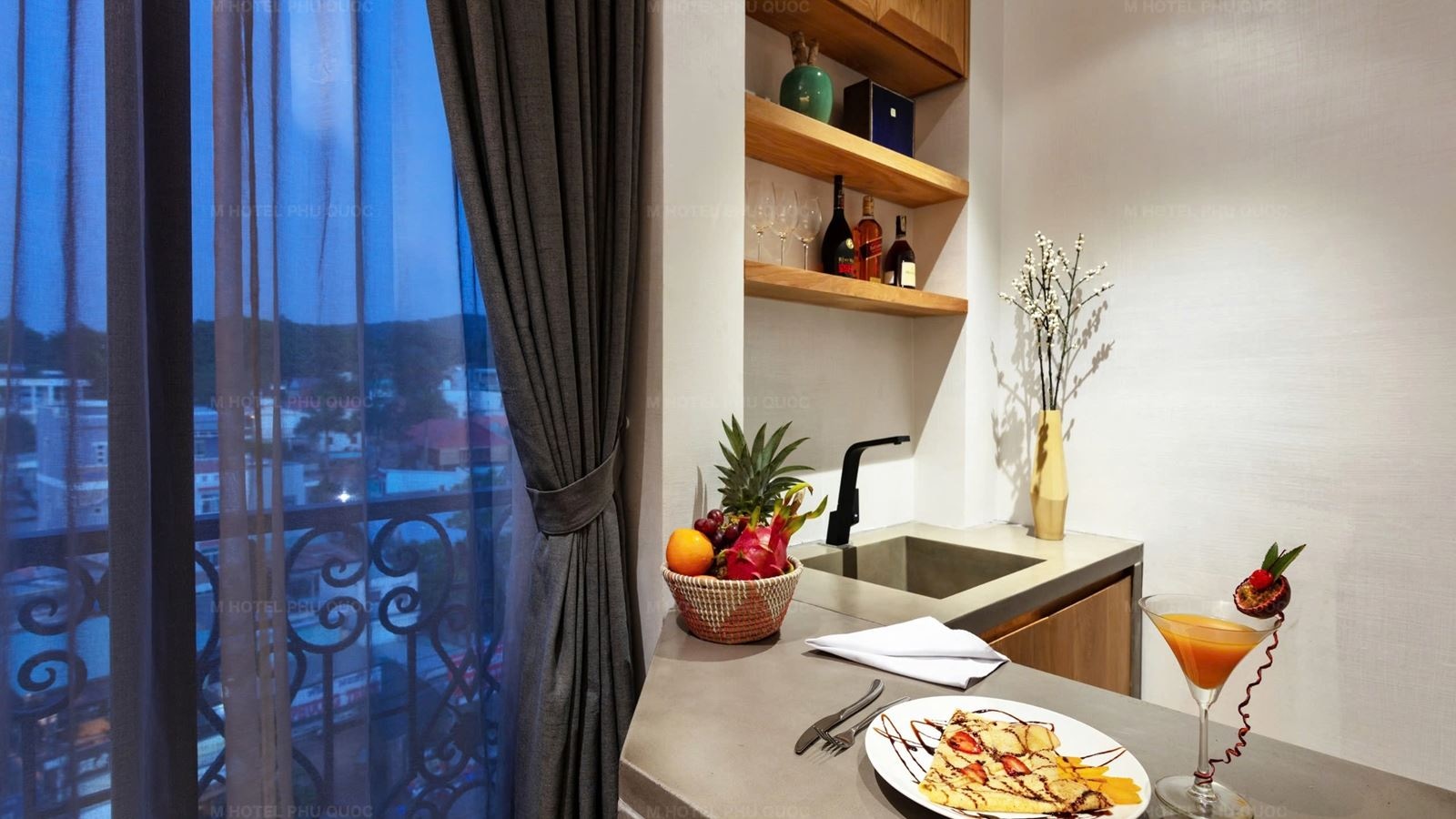 rooms-deluxe-triple-suite-cityview-with-balcony