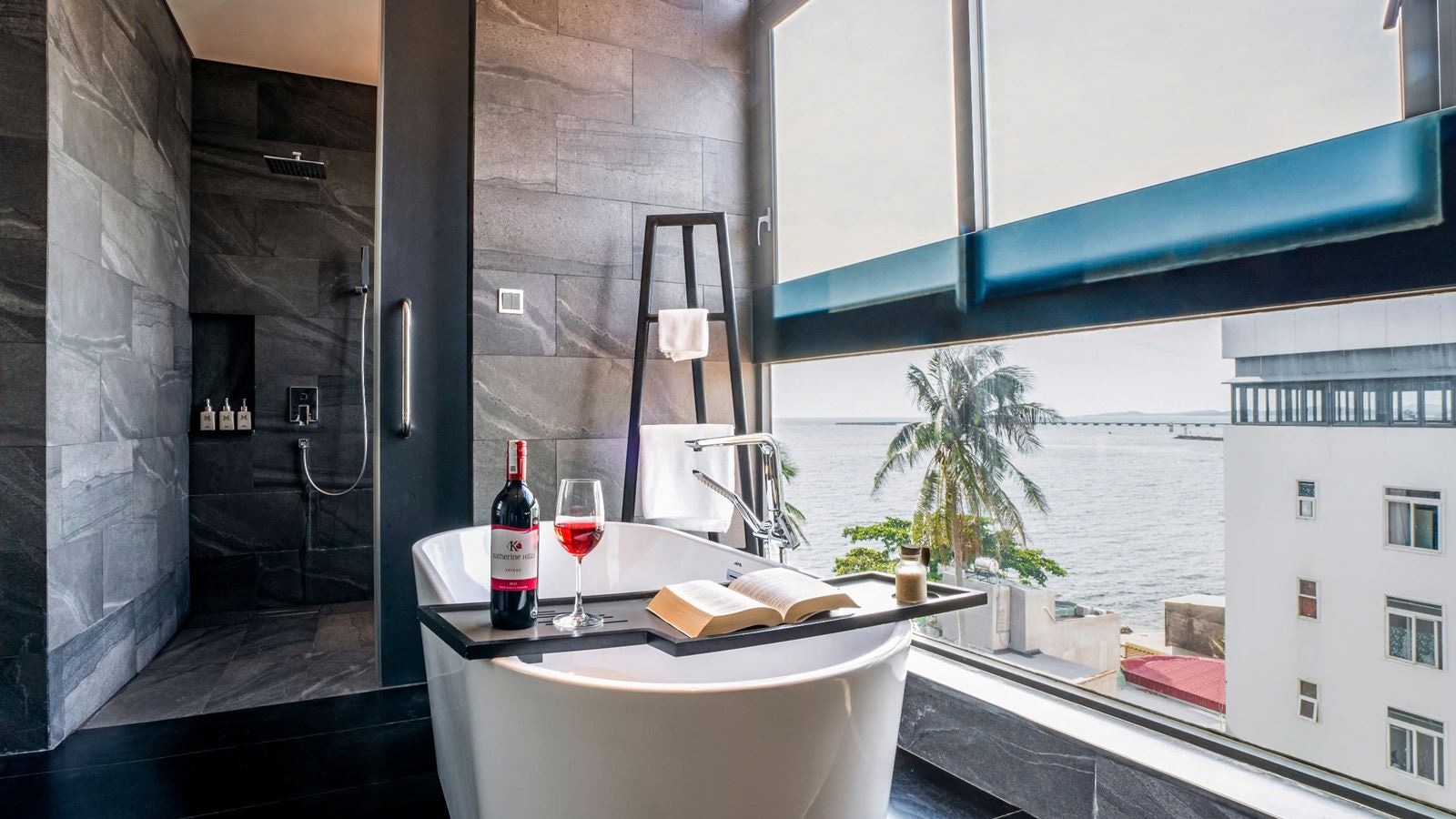 rooms-deluxe-double-suite-with-balcony