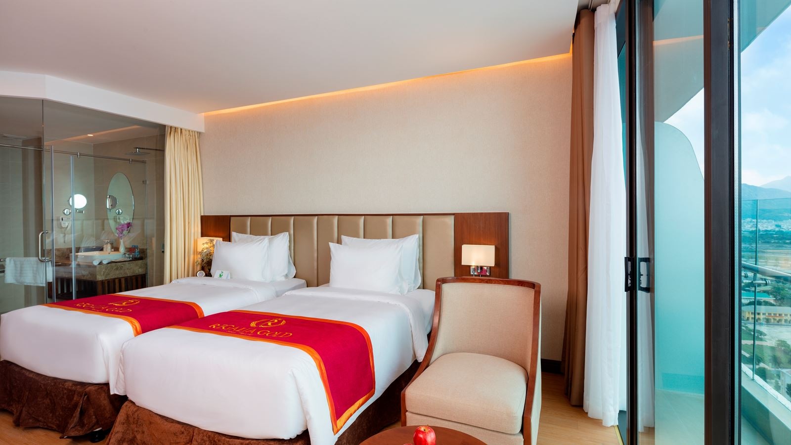 rooms-deluxe-balcony-with-city-view