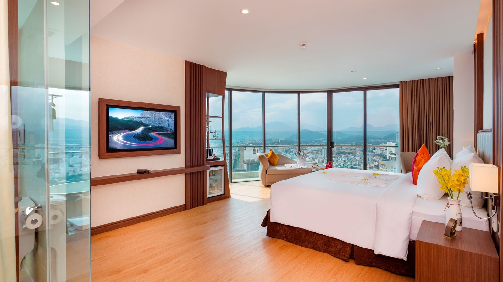 rooms-suite-balcony-with-partial-sea