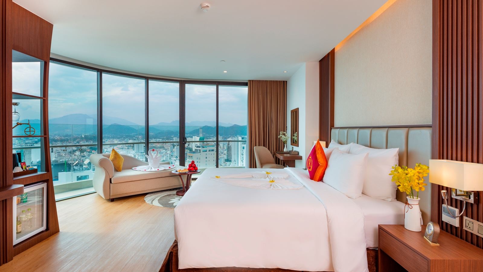 rooms-suite-balcony-with-partial-sea