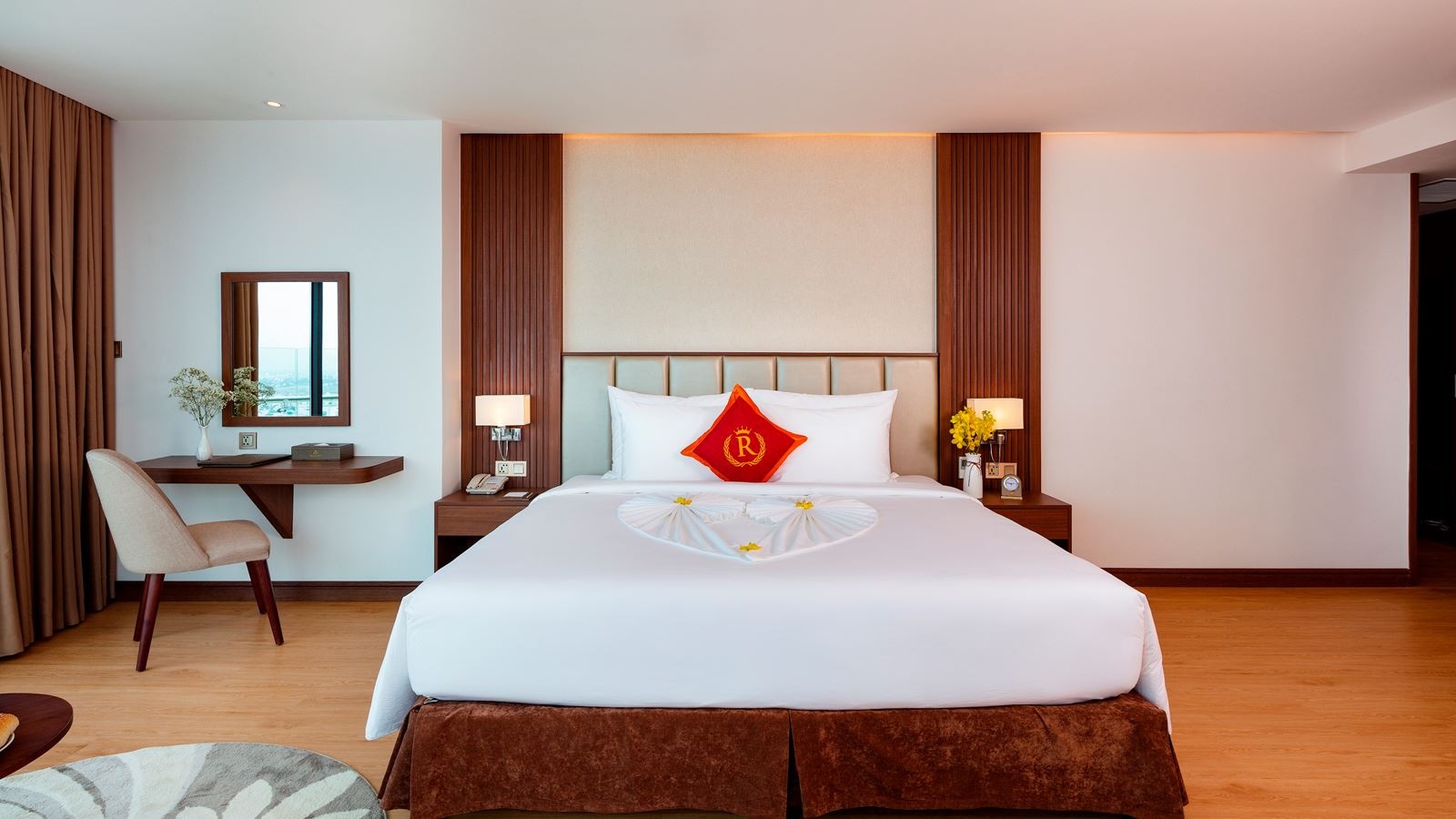 rooms-suite-balcony-with-partial-sea