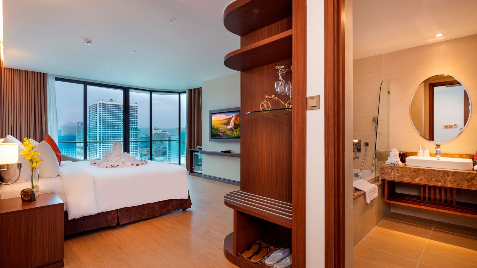 rooms-suite-balcony-with-partial-sea