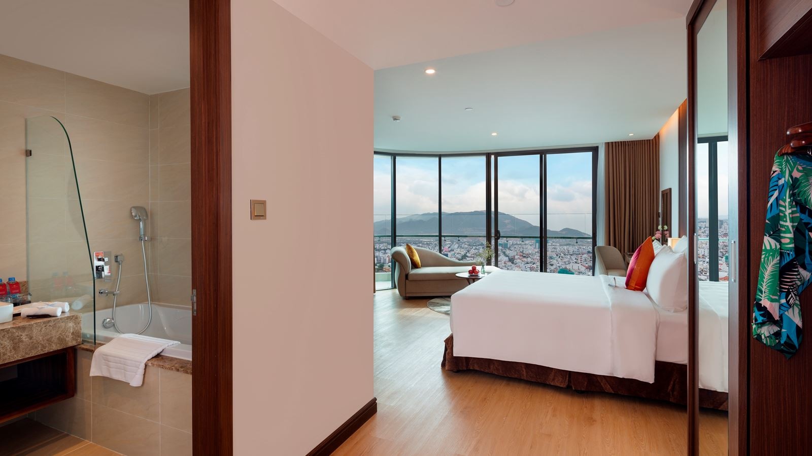 rooms-suite-balcony-with-partial-sea