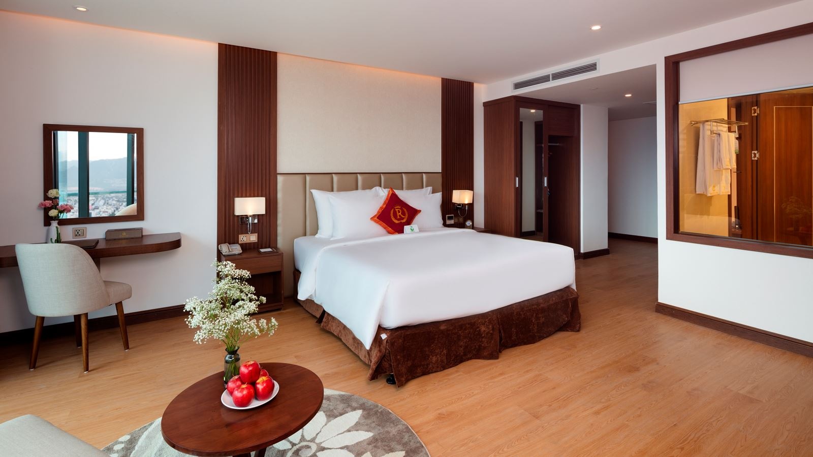 rooms-suite-balcony-with-partial-sea