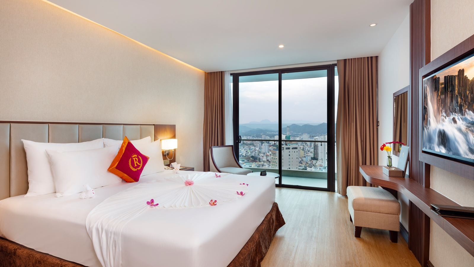 rooms-deluxe-balcony-with-city-view