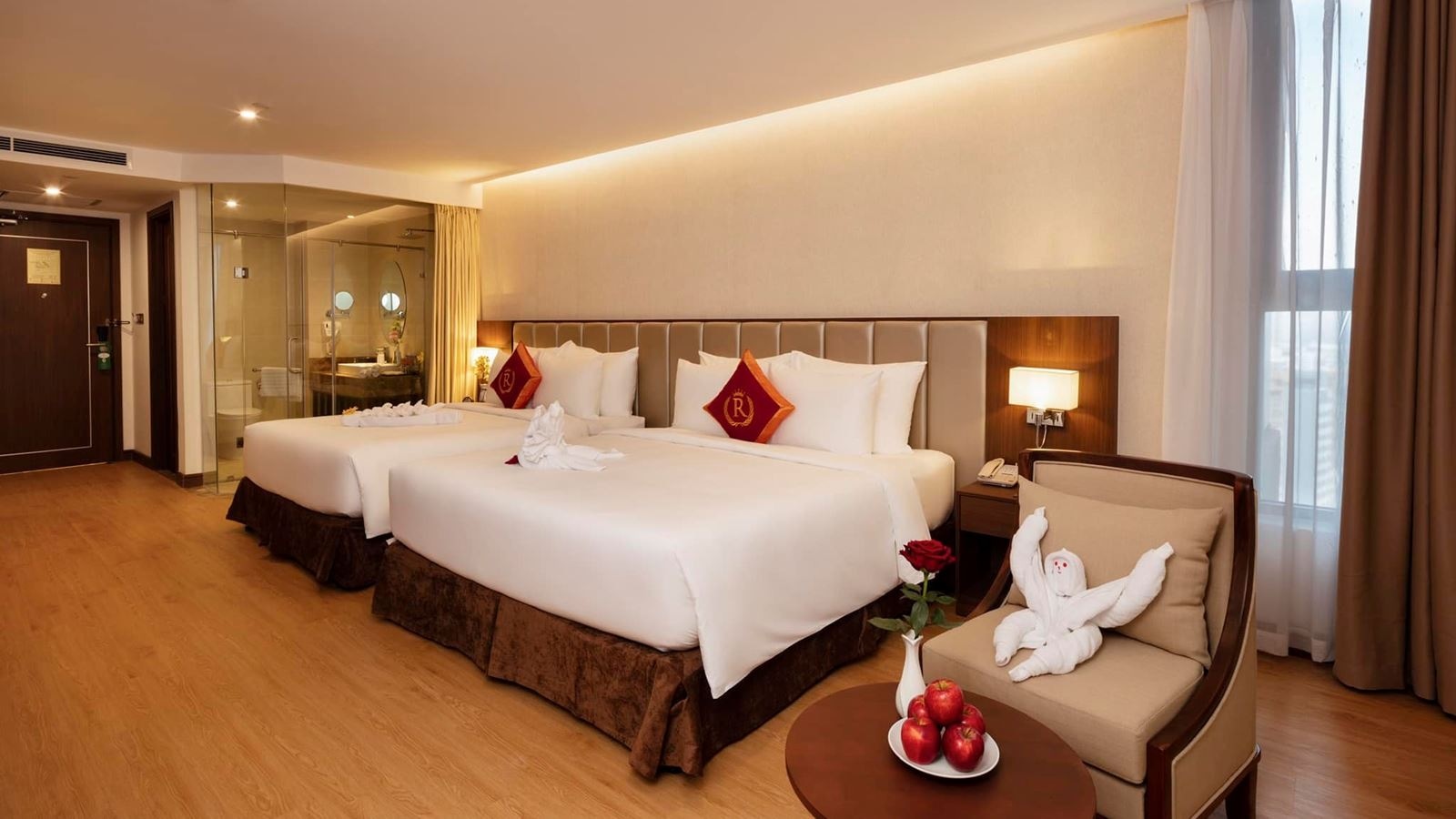 rooms-family-with-window