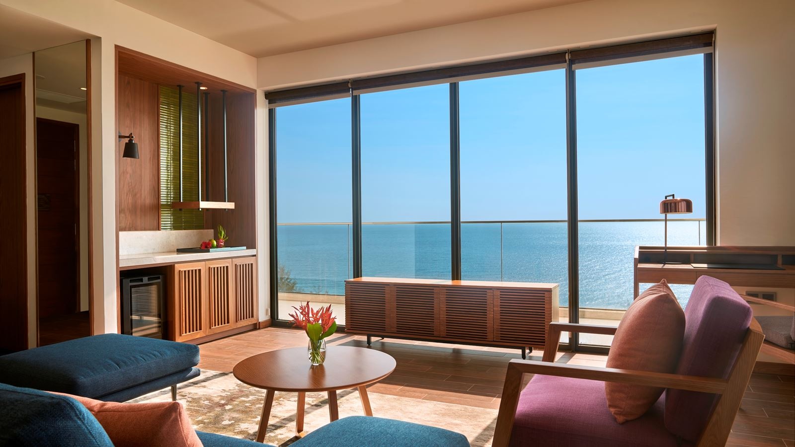 rooms-sea-view-suite-with-balcony
