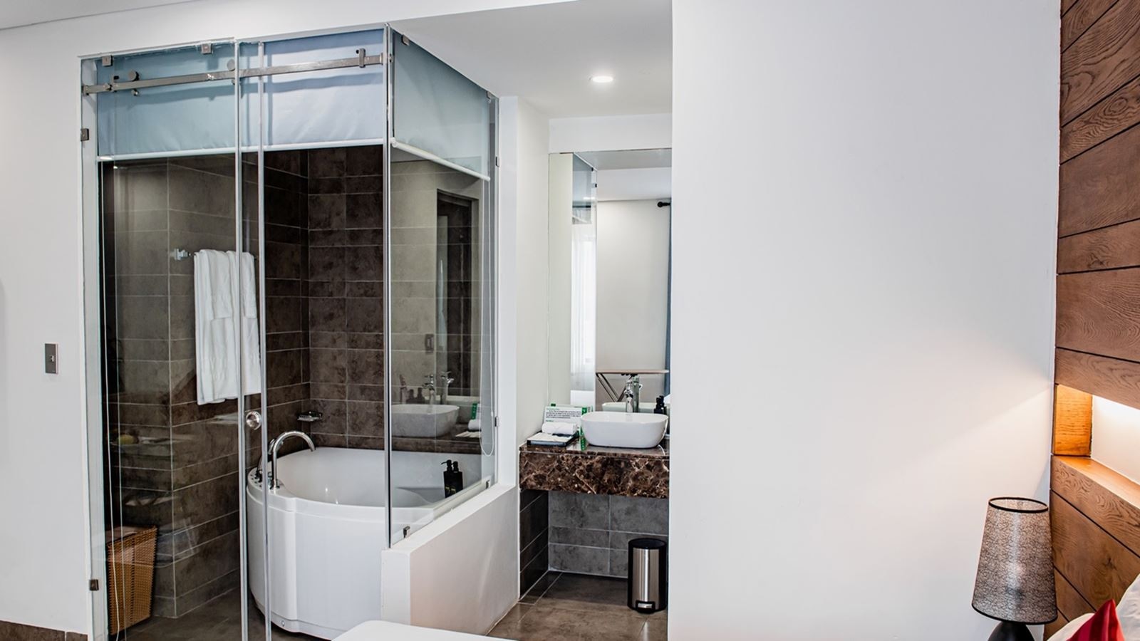 rooms-family-suite-city-view