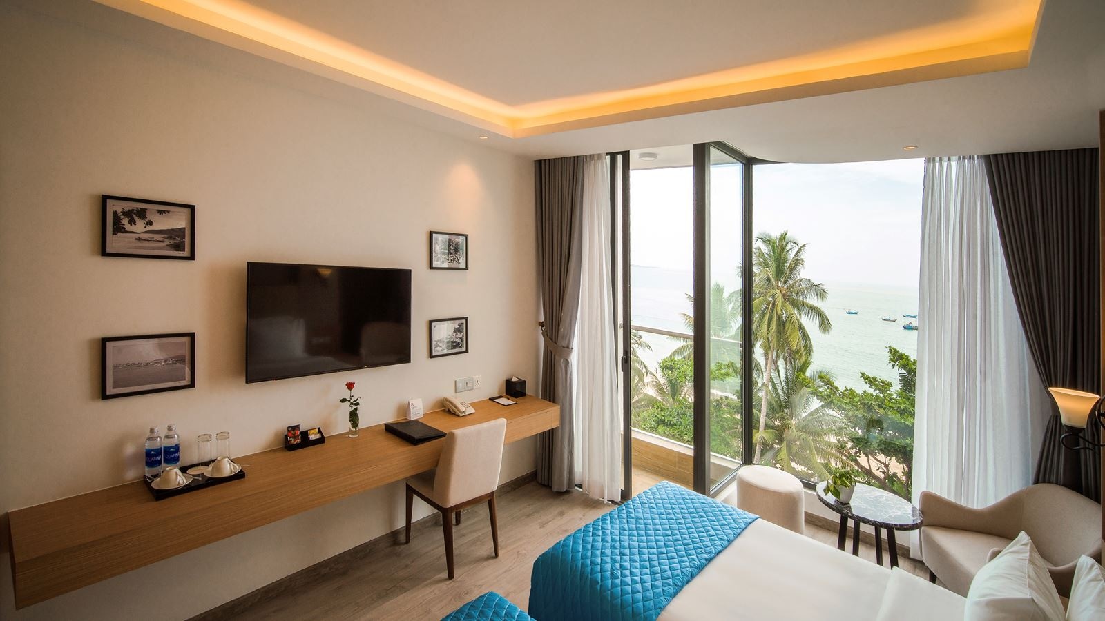 rooms-room-deluxe-sea-view-with-balcony