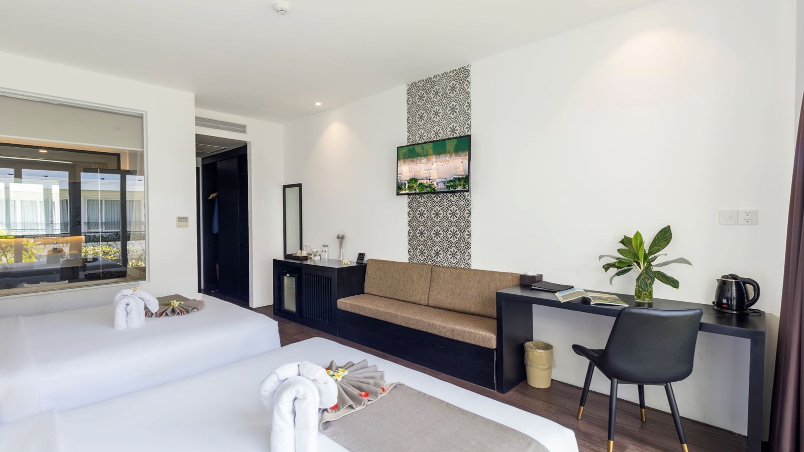 rooms-family-garden-view