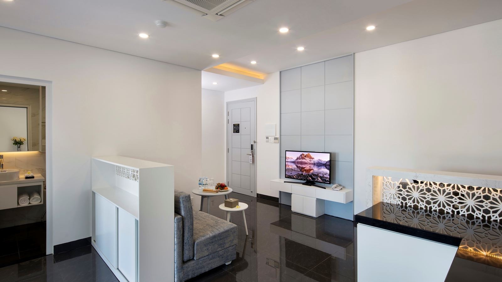 rooms-2bedroom-kubera-grand-suite-pool-or-river-view-with-balcony