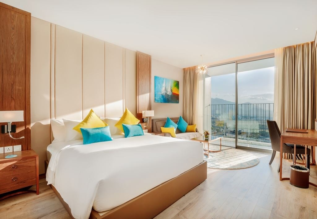 rooms-deluxe-city-view-with-balcony