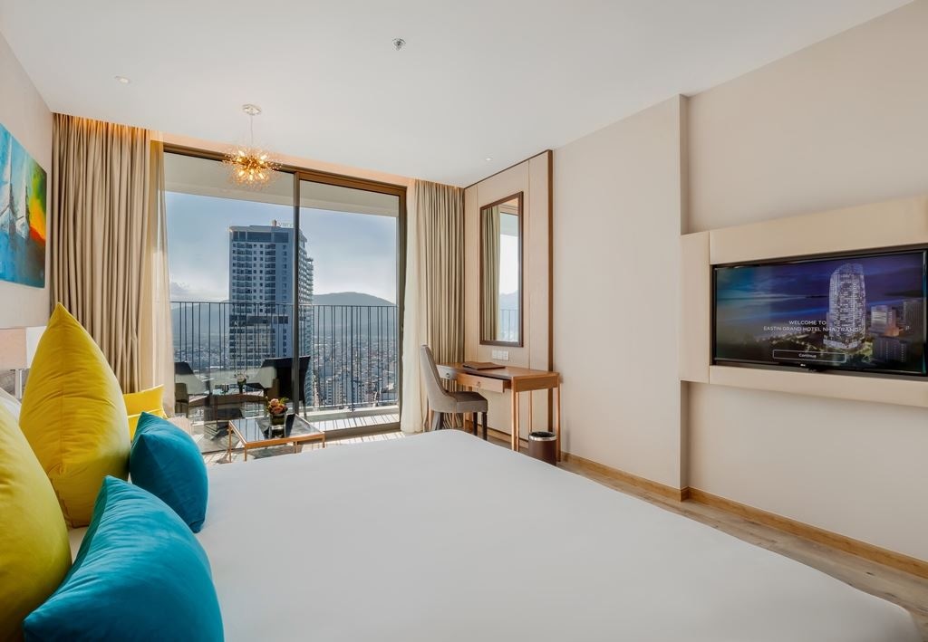 rooms-deluxe-city-view-with-balcony