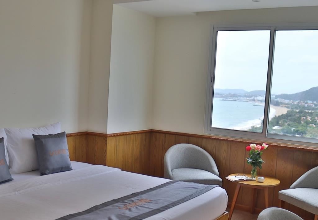 rooms-deluxe-sea-view-with-balcony