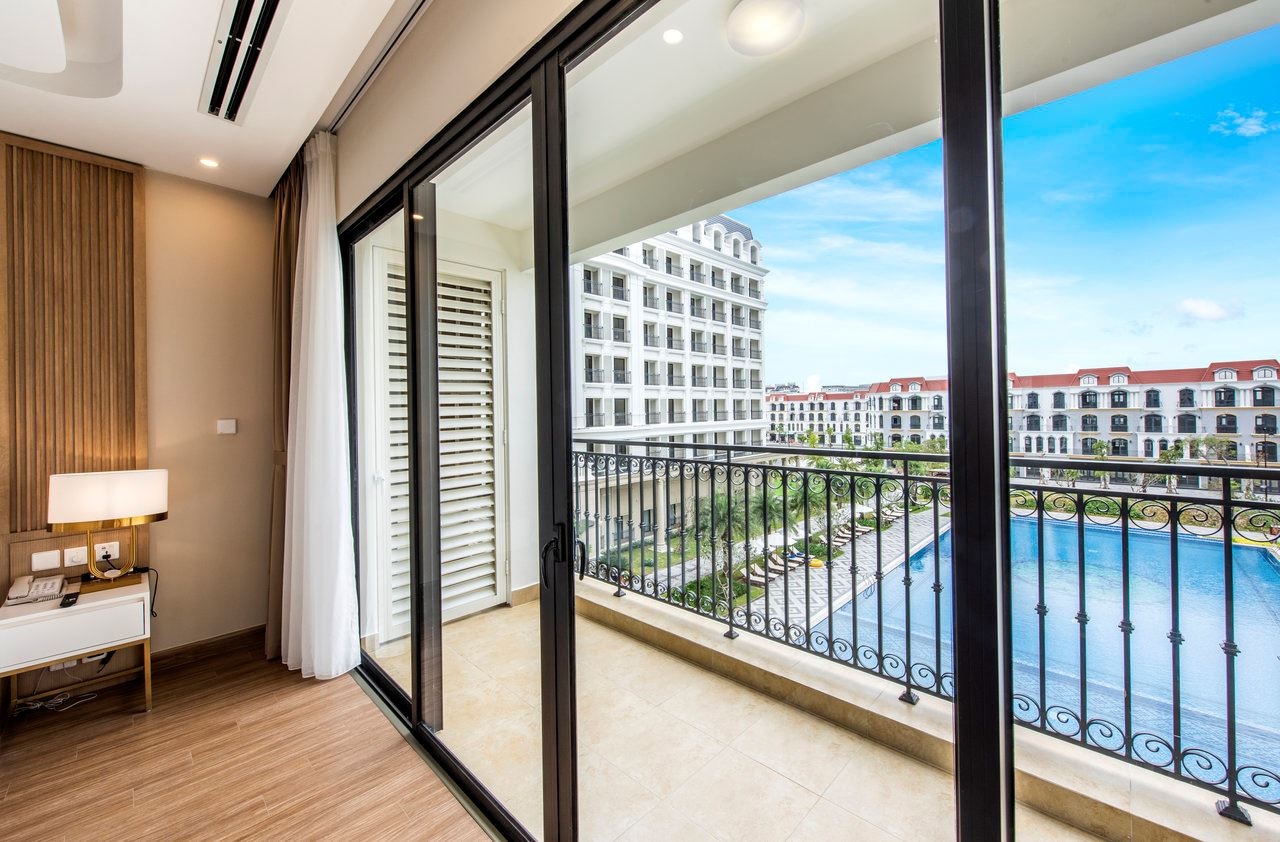 rooms-room-family-pool-view