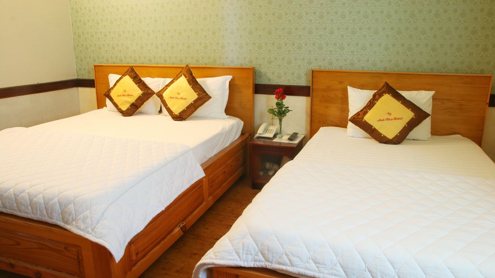 rooms-triple-room-with-window