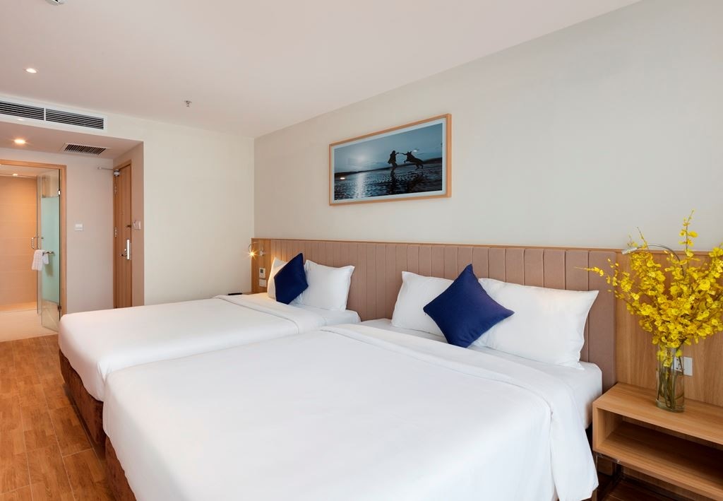 rooms-family-city-view-with-balcony