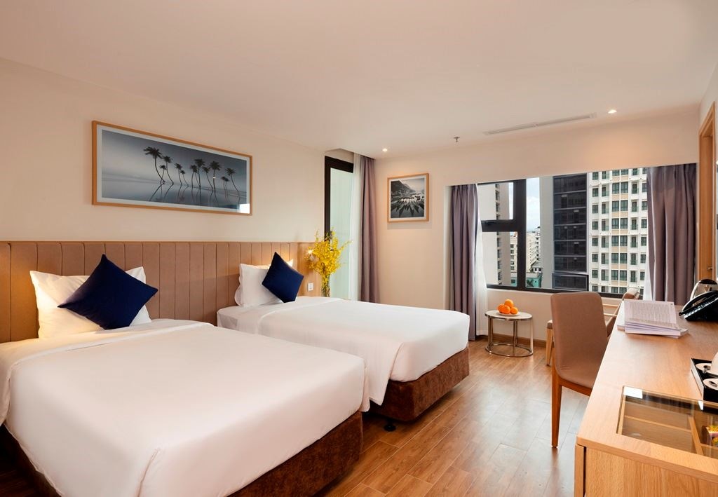 rooms-deluxe-city-view-with-french-balcony