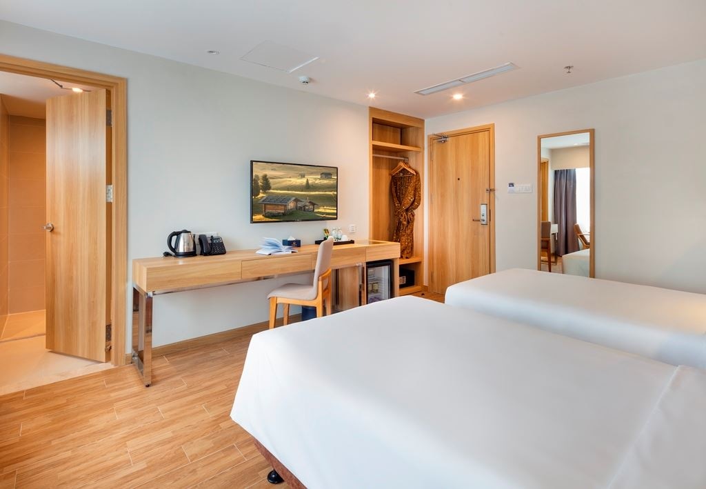 rooms-deluxe-city-view-with-french-balcony