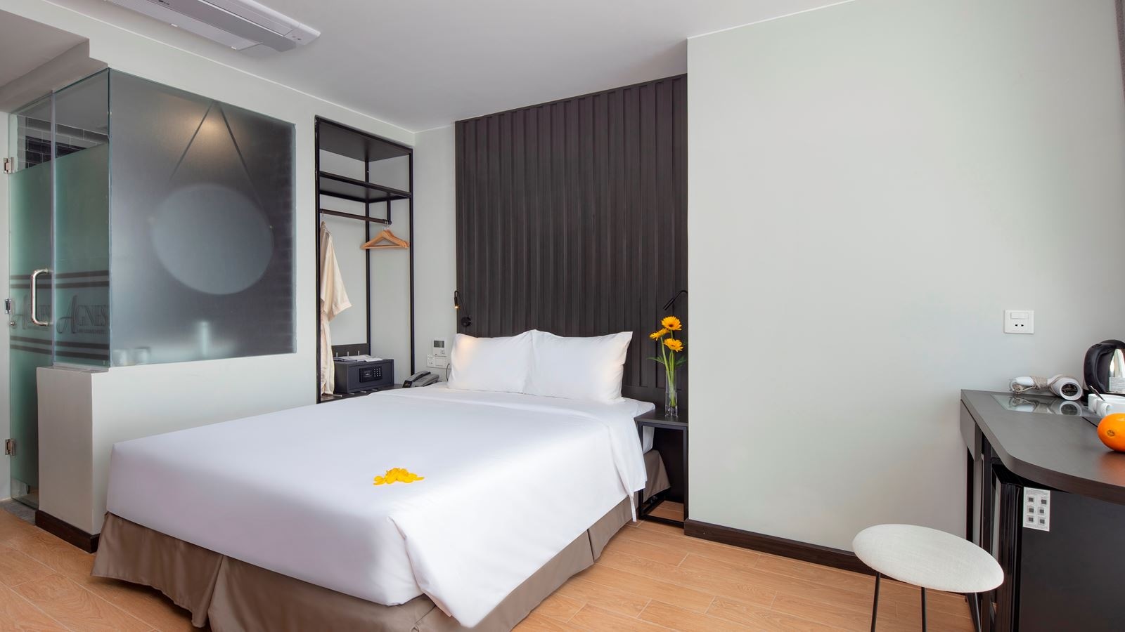 rooms-senior-city-view-with-balcony