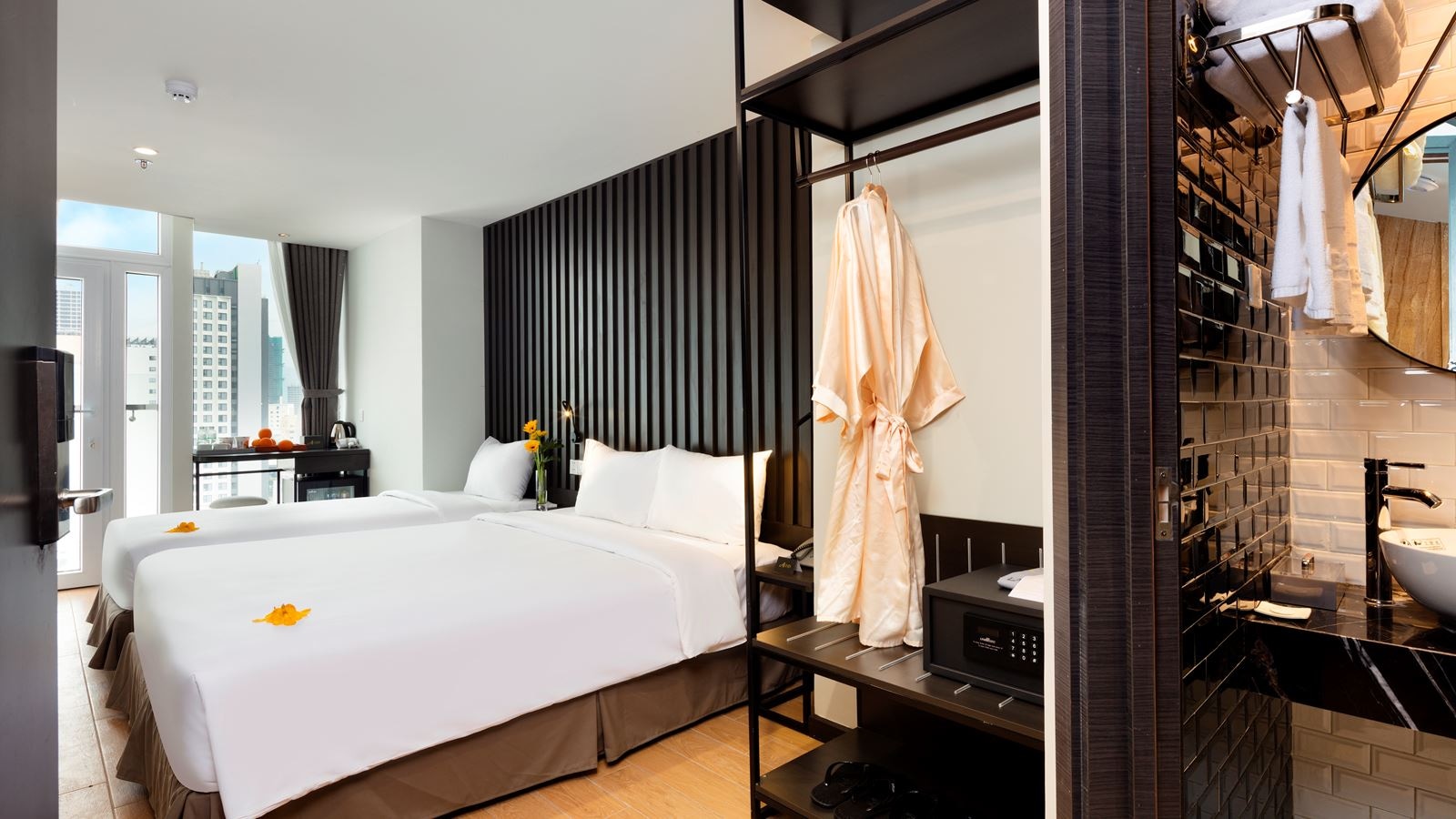 rooms-agnes-triple-city-view-with-balcony