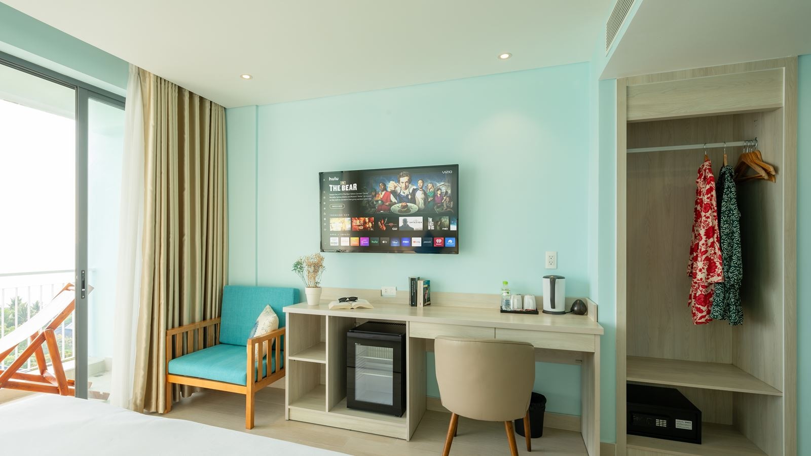 rooms-deluxe-sea-view-with-balcony