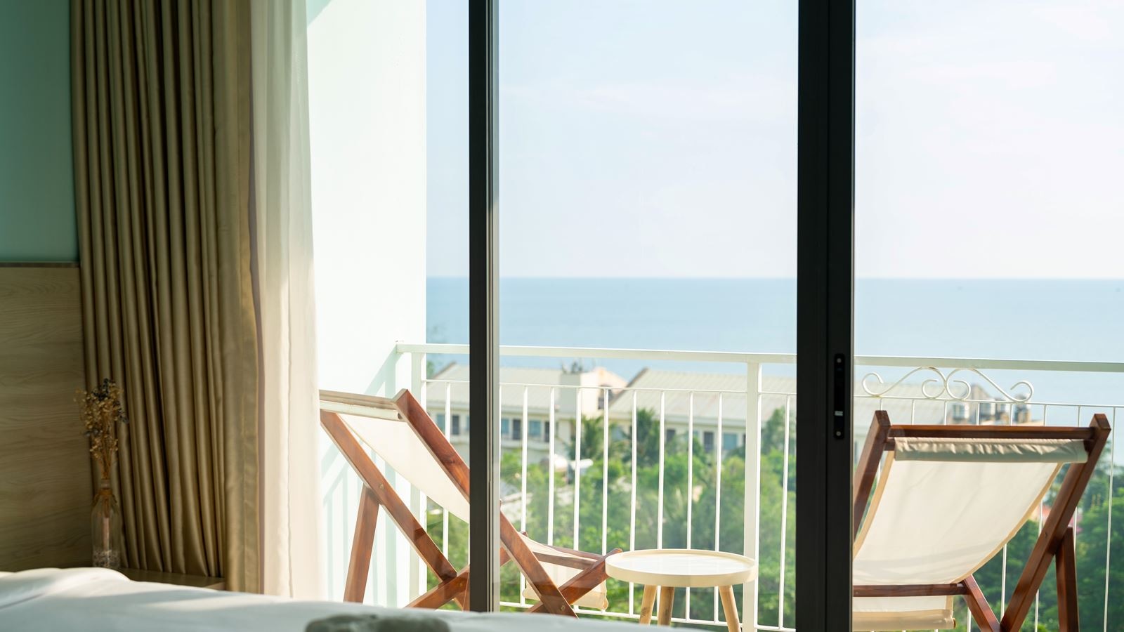 rooms-deluxe-sea-view-with-balcony-child-without-extra-bed