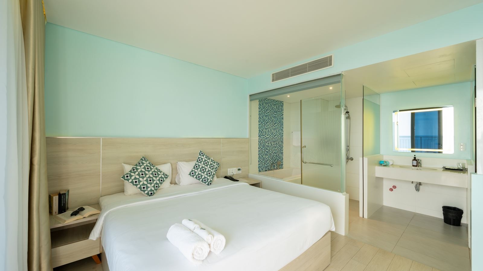 rooms-suite-sea-view-with-balcony