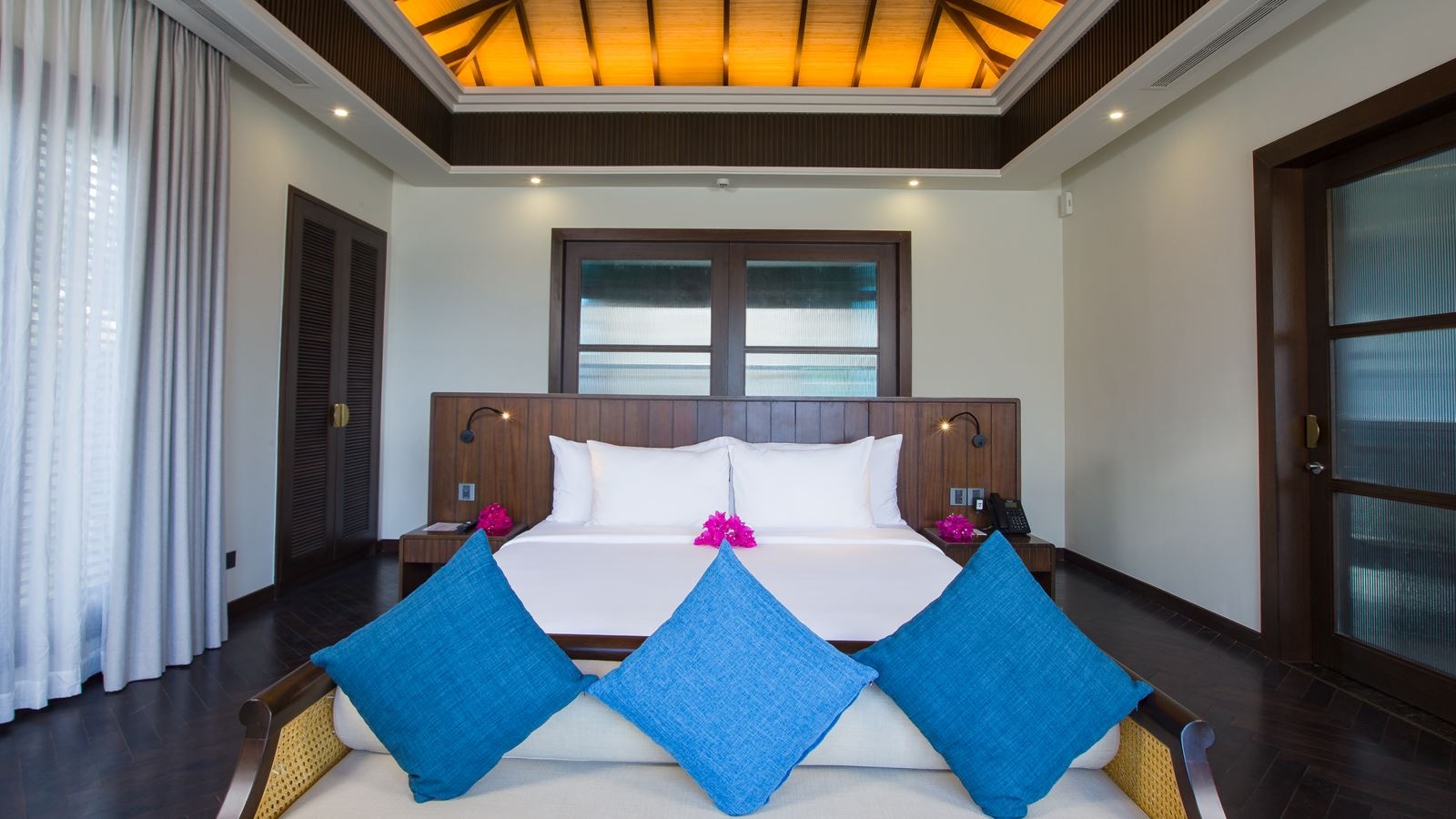 rooms-family-beach-front-villa-with-balcony