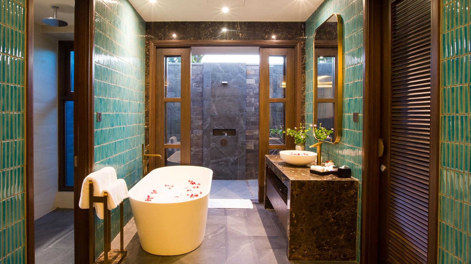 rooms-family-beach-front-villa-with-balcony