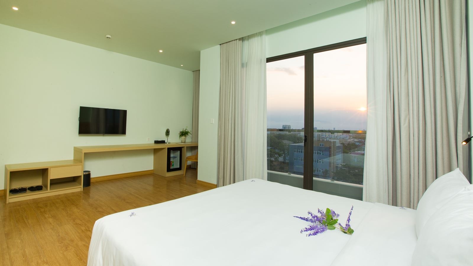 rooms-two-bedroom-deluxe-family-with-balcony