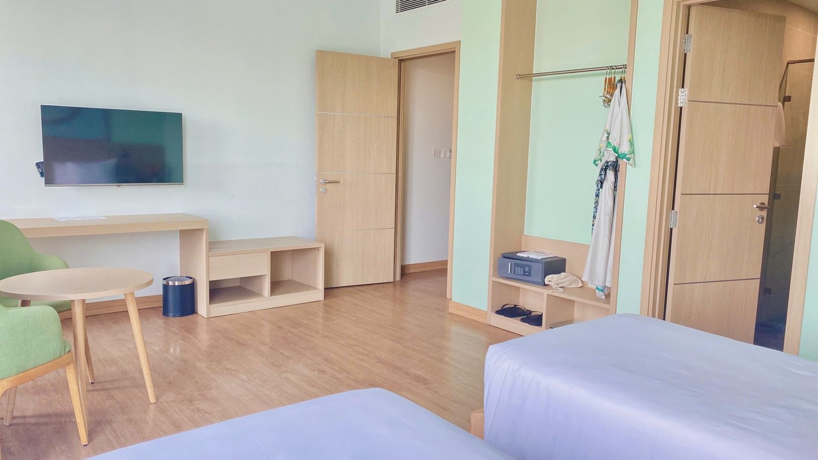 rooms-two-bedroom-deluxe-family-with-balcony