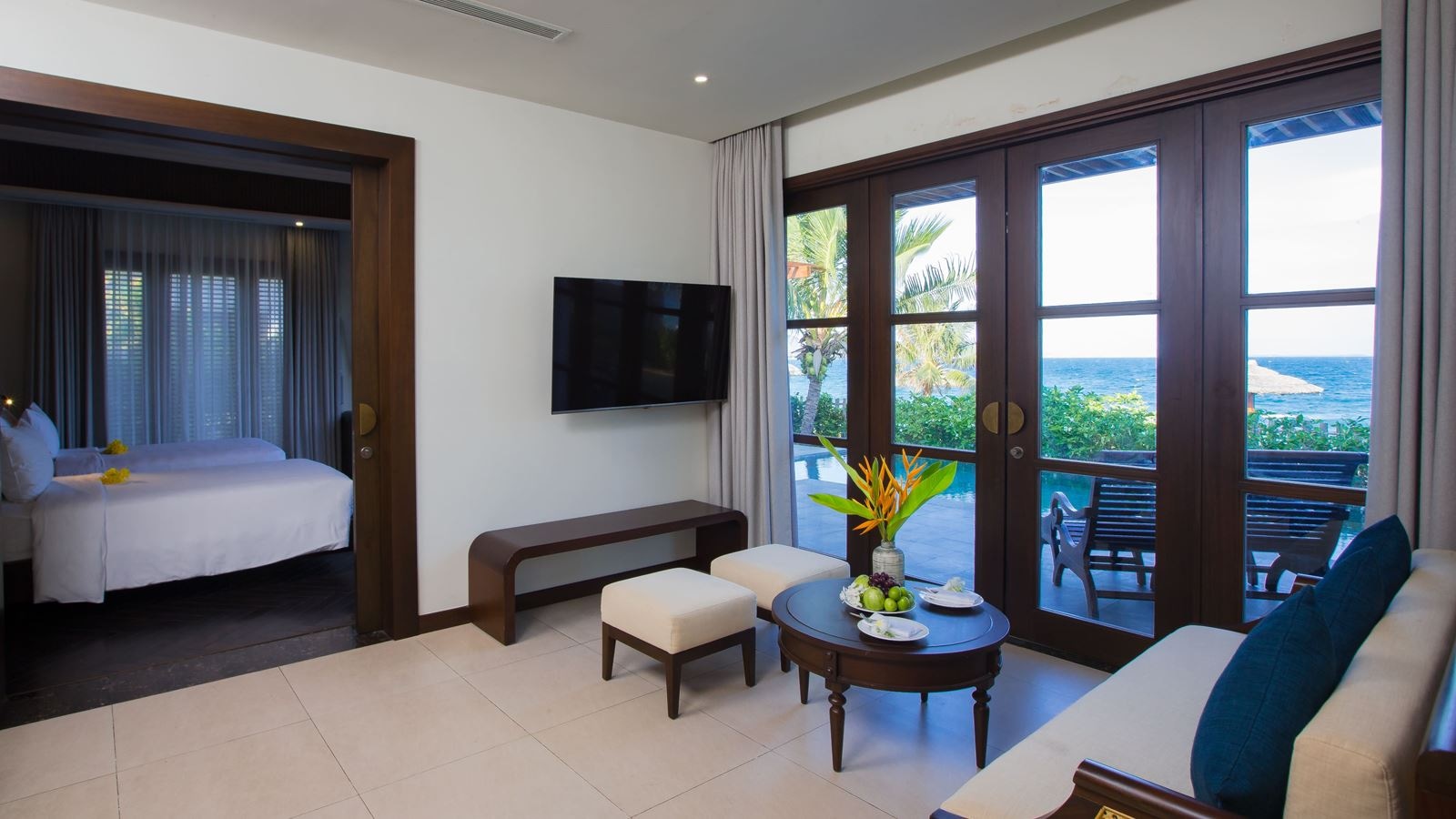 rooms-family-beach-front-villa-with-balcony