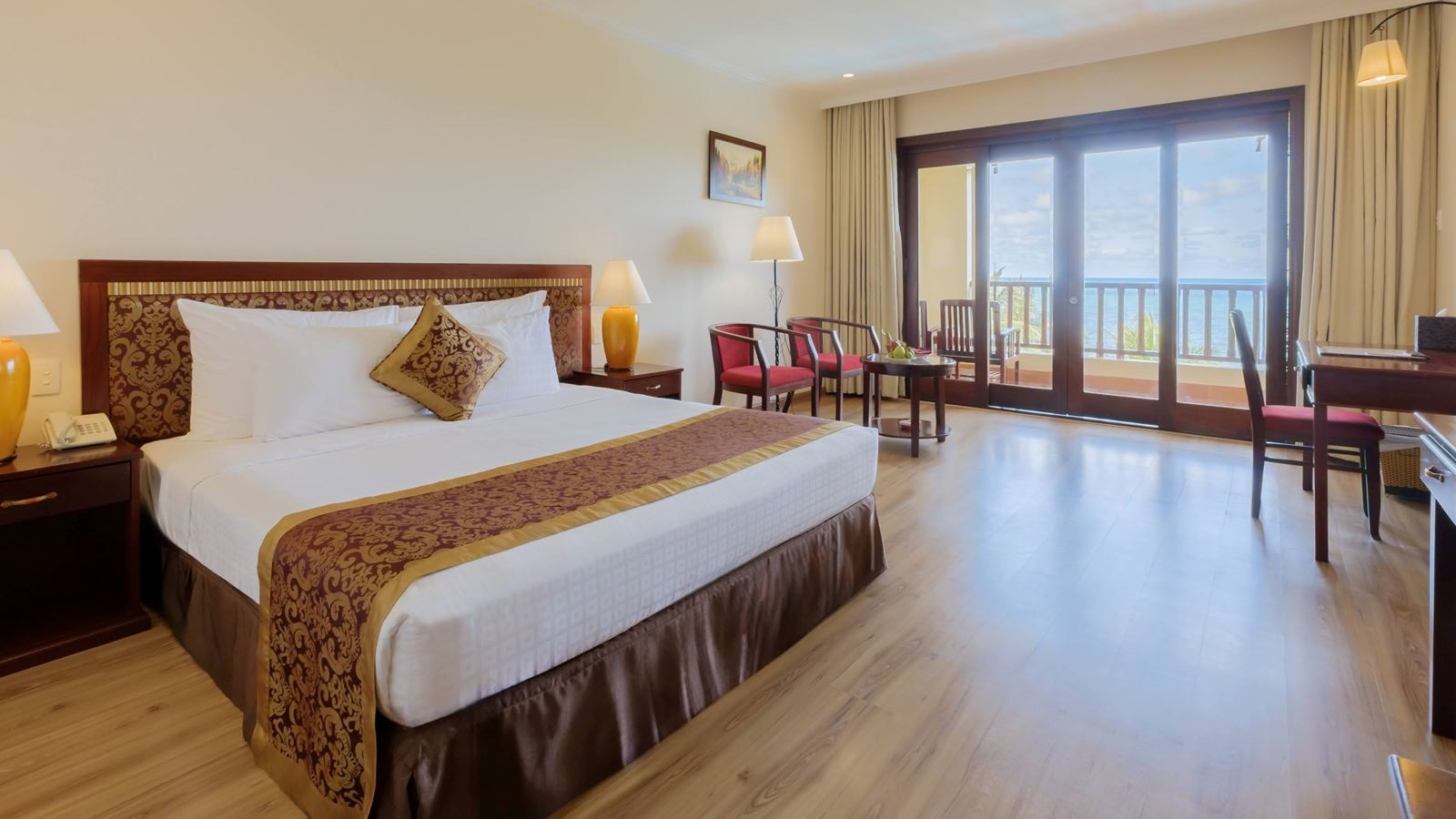 rooms-deluxe-sea-view-balcony