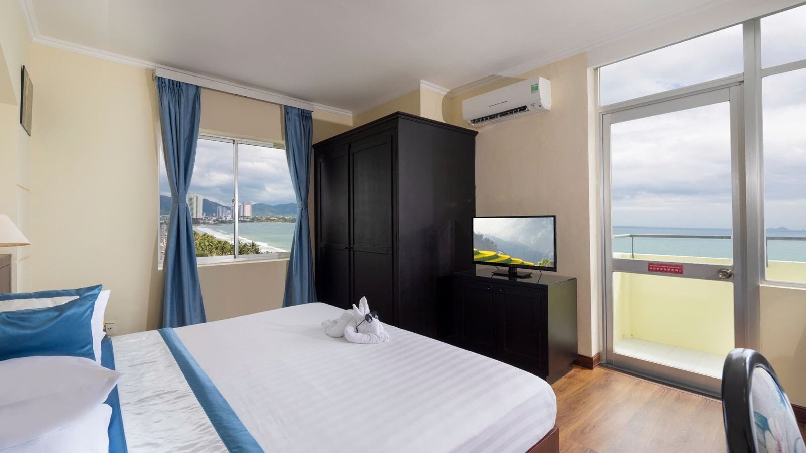 rooms-executive-deluxe-with-balcony