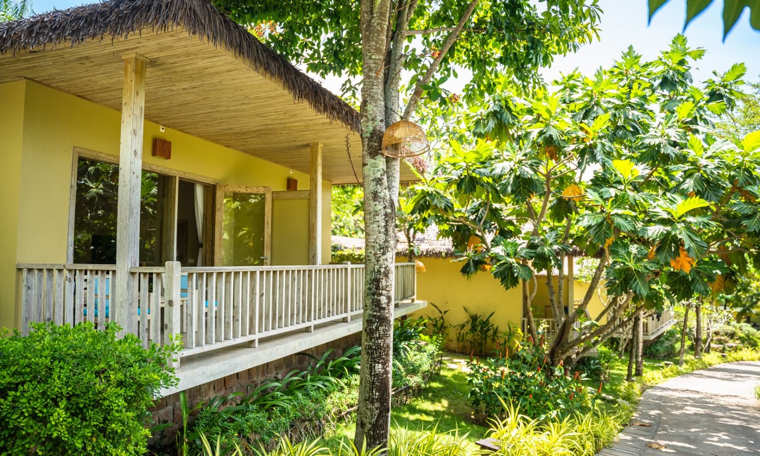 rooms-deluxe-bungalow-with-gardenview