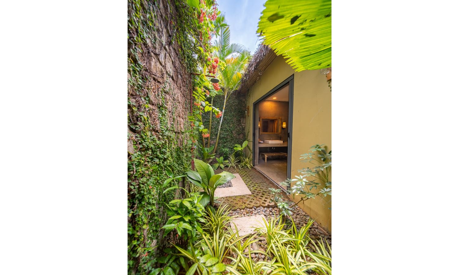 rooms-deluxe-bungalow-with-gardenview