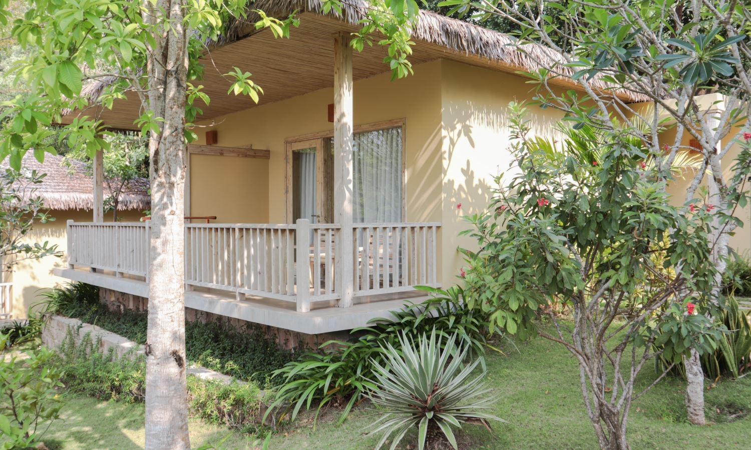 rooms-hill-bungalow-with-bathtub
