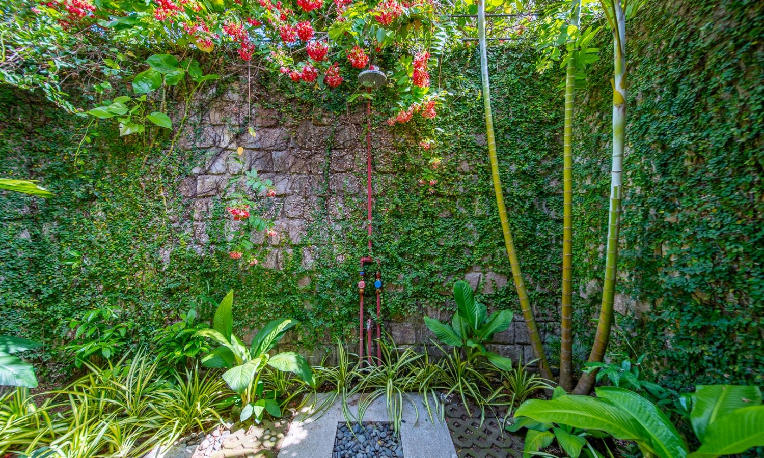 rooms-hill-bungalow-with-bathtub