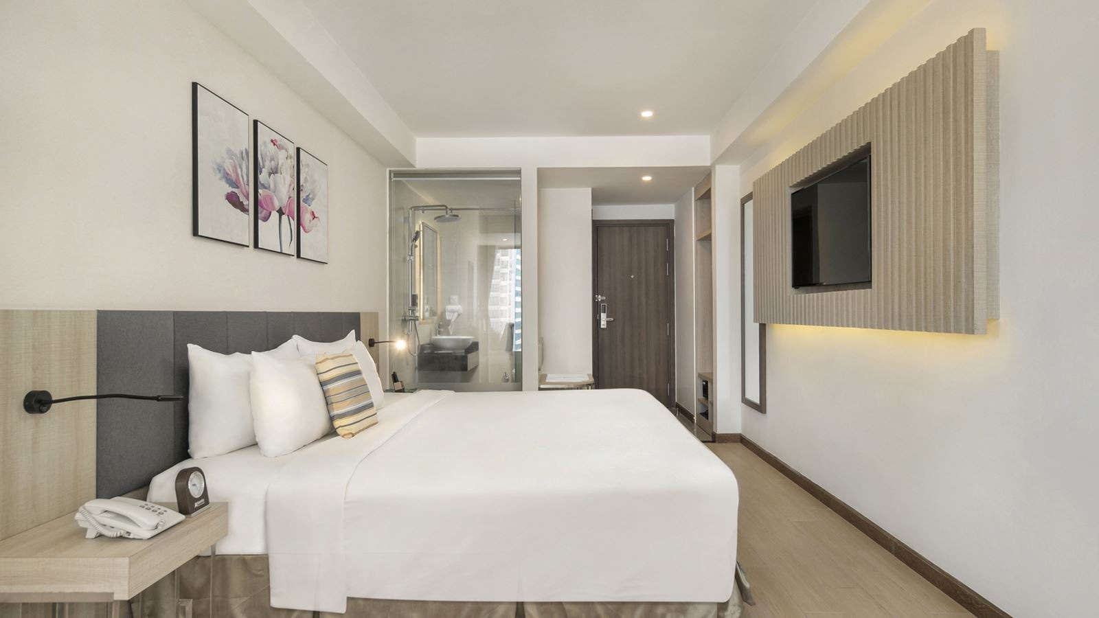 rooms-deluxe-city-view-with-balcony