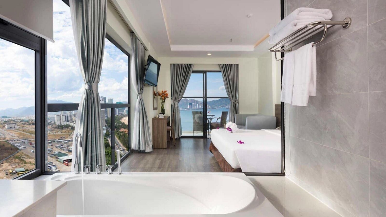 rooms-suite-seaview-view-with-balcony