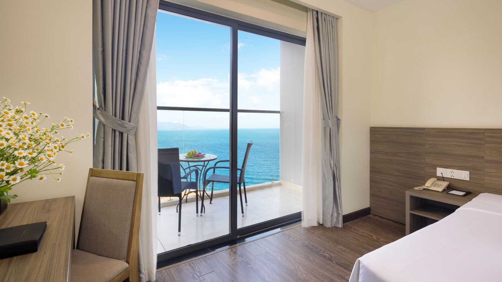 rooms-premier-seaview-with-balcony