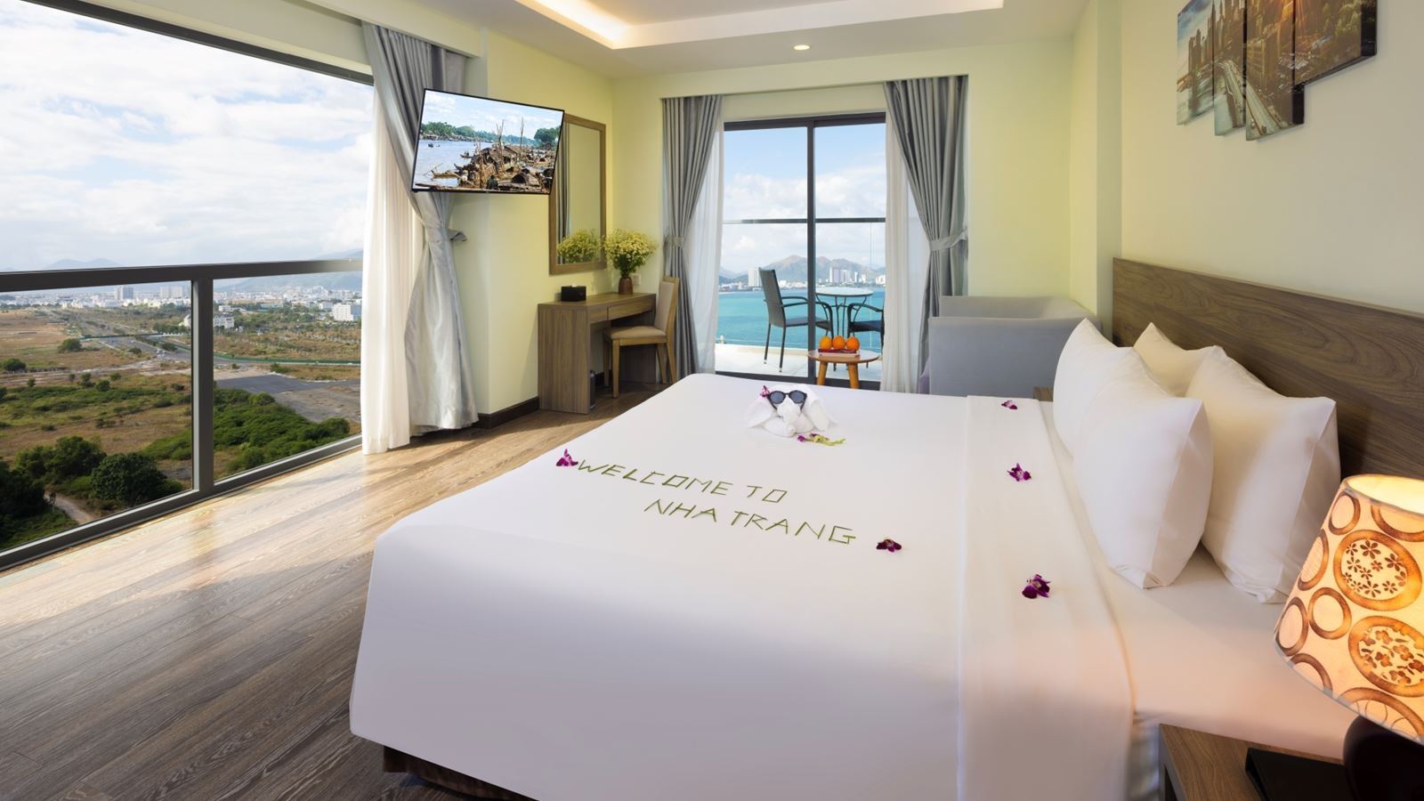 rooms-suite-seaview-view-with-balcony