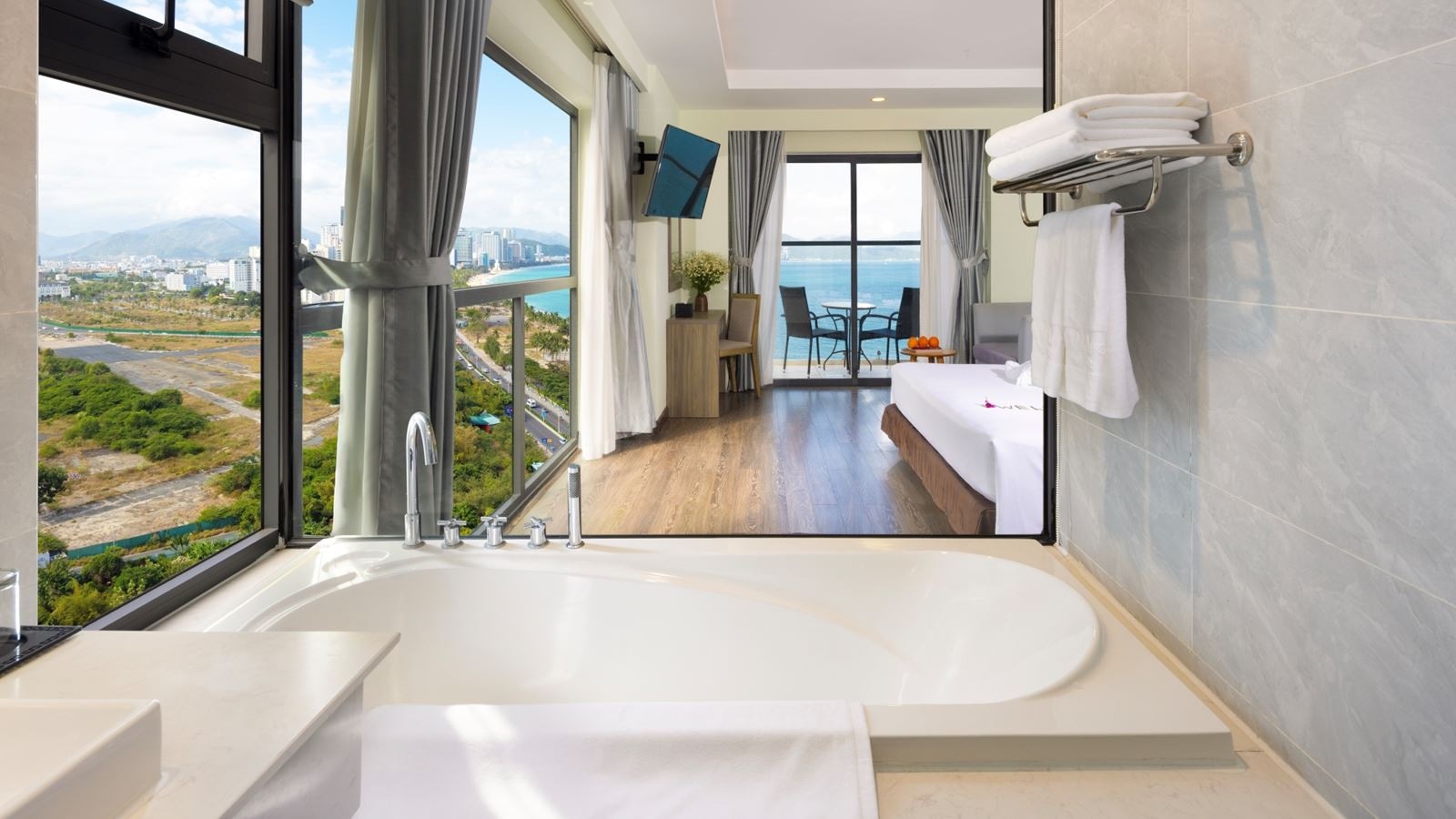 rooms-suite-seaview-view-with-balcony