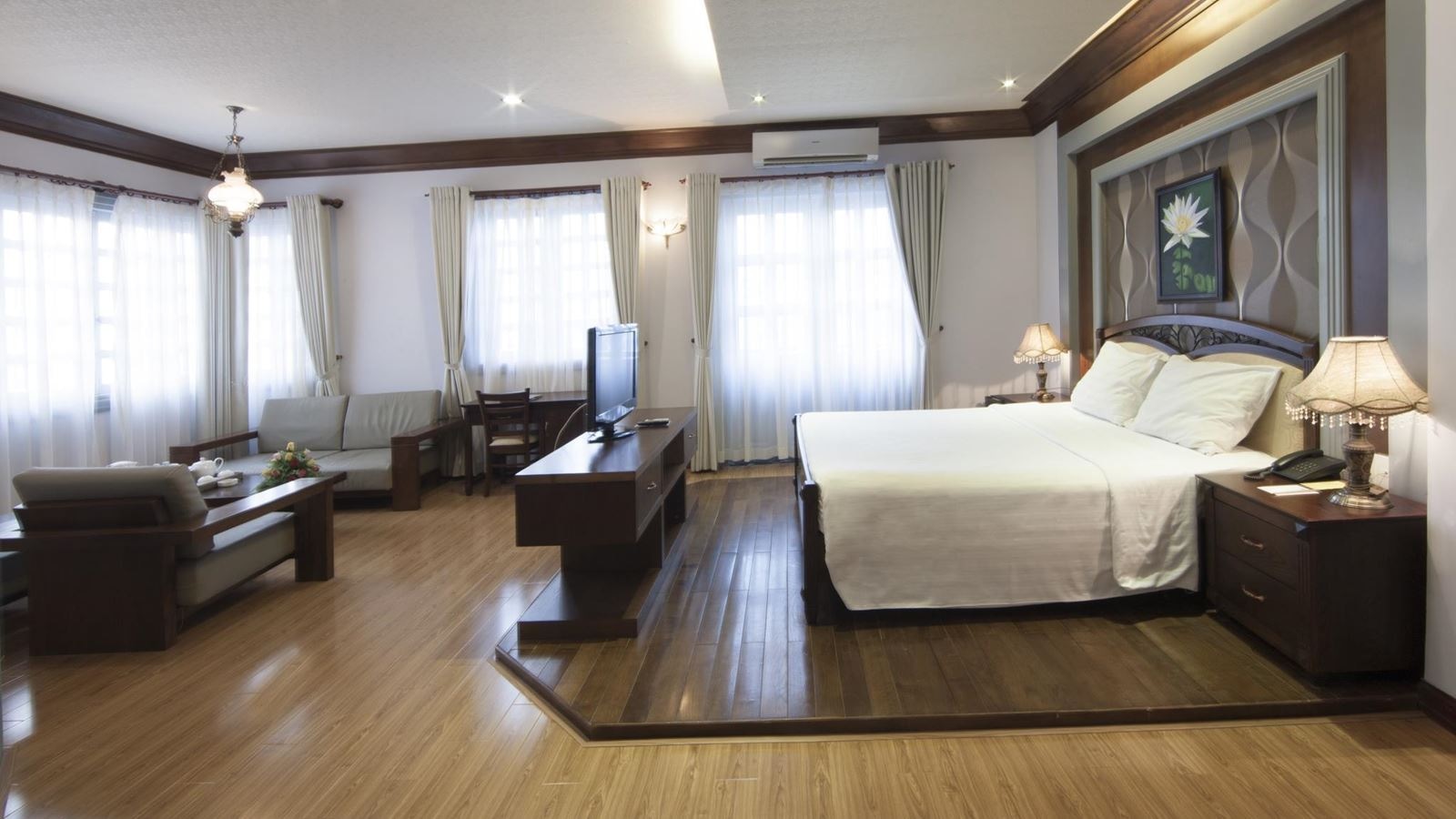 rooms-luxury-suite-seaview-with-balcony