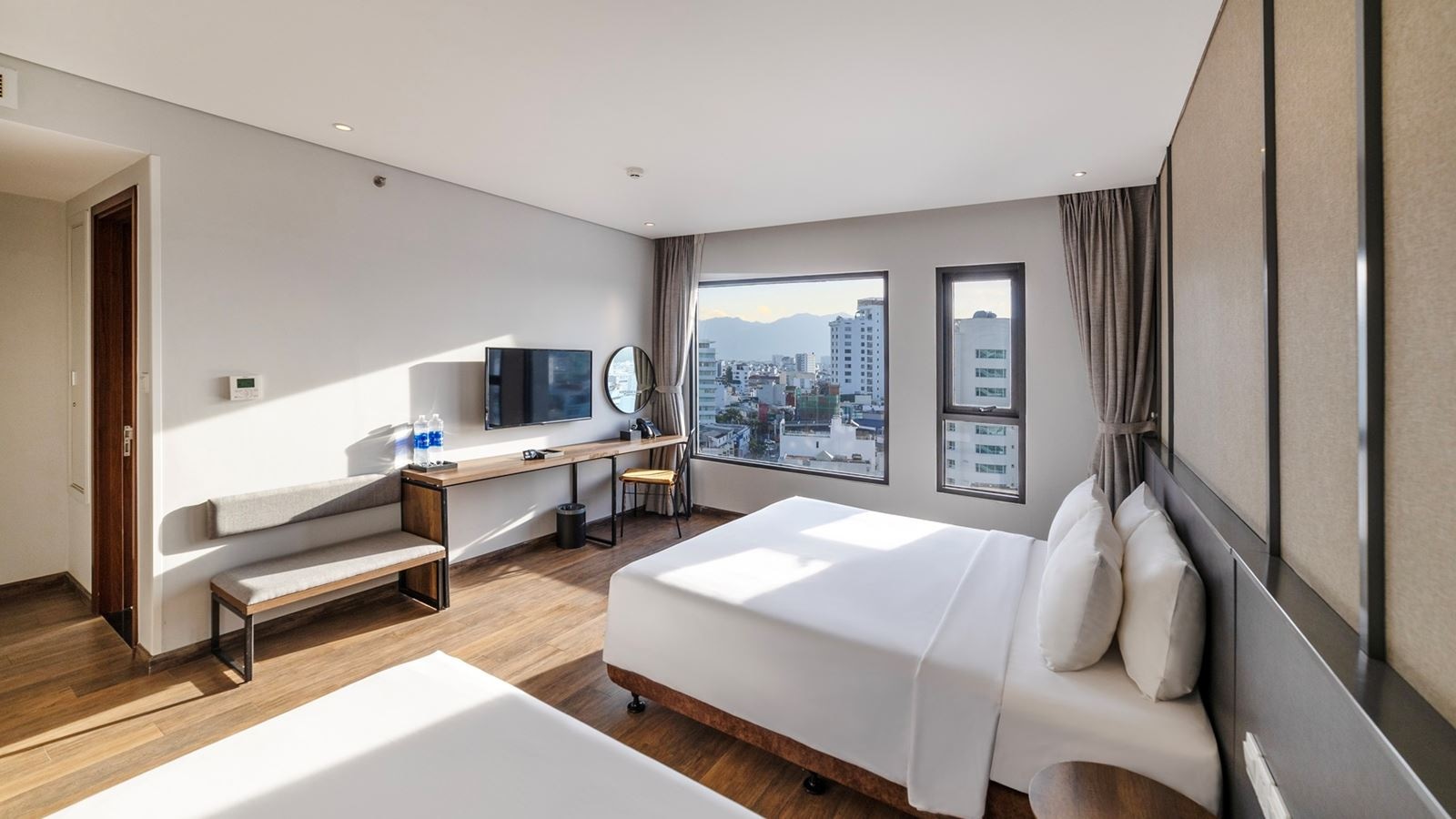 rooms-roomy-double-with-city-view