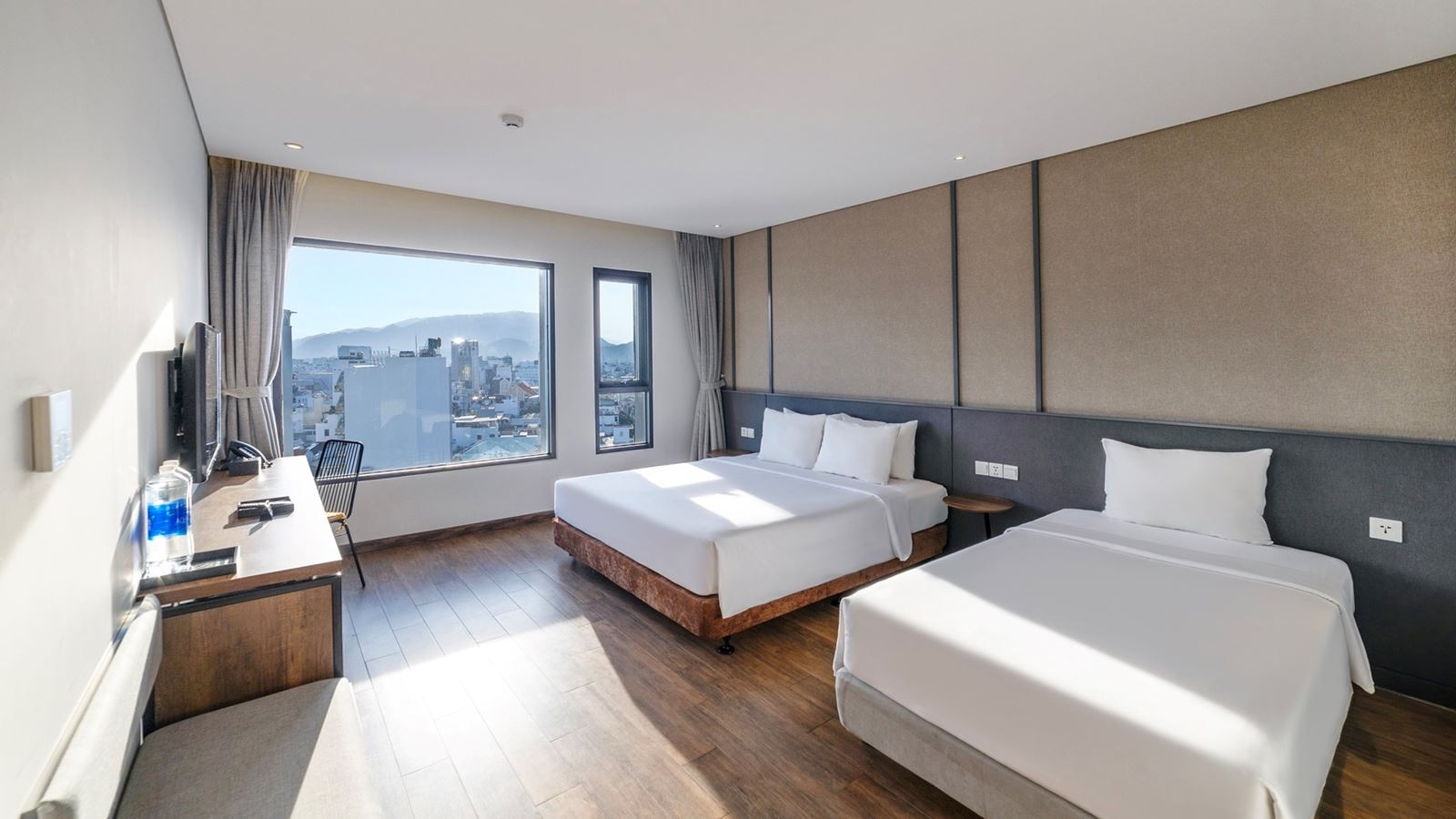 rooms-roomy-double-with-city-view