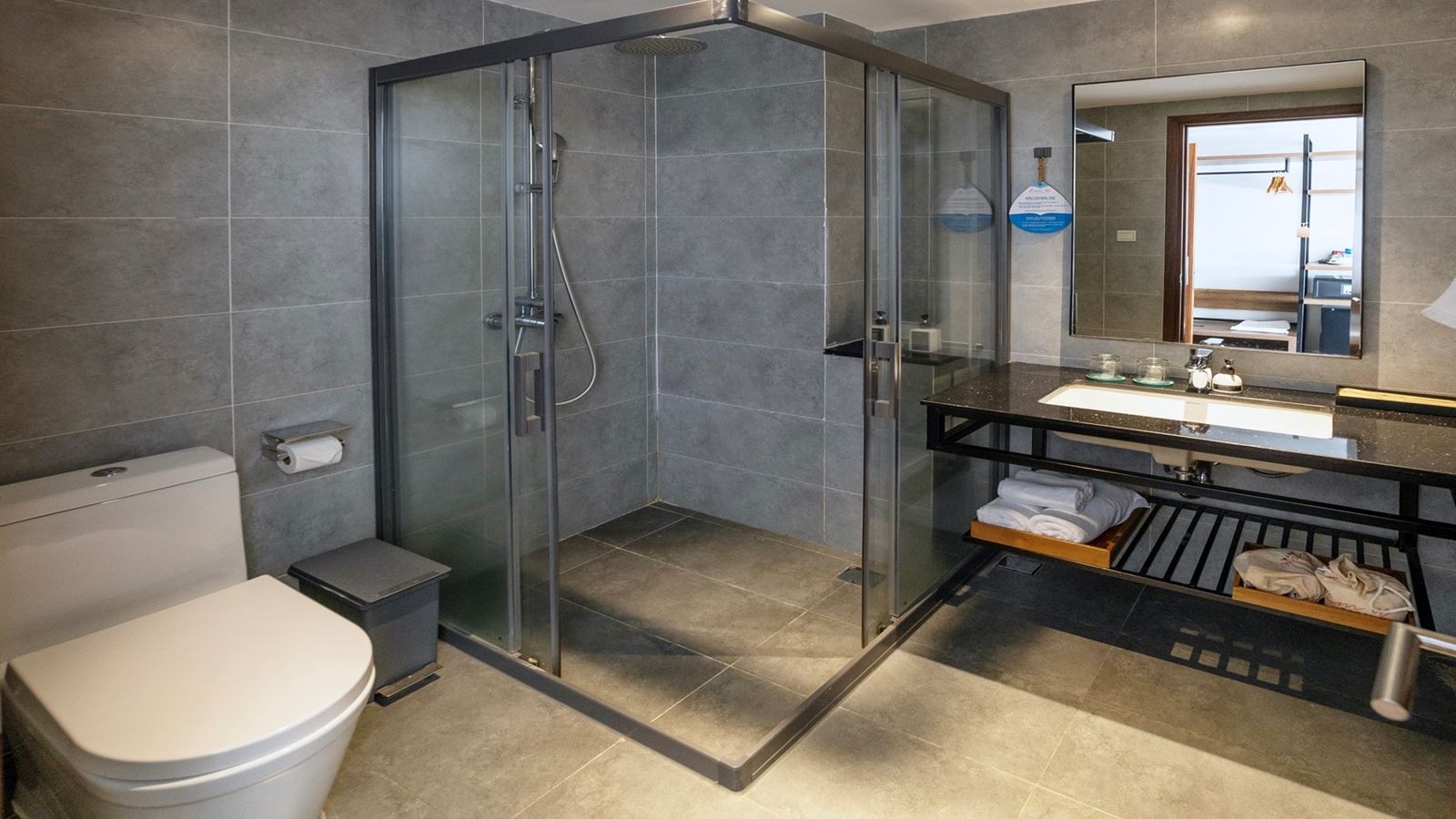 rooms-roomy-double-with-city-view