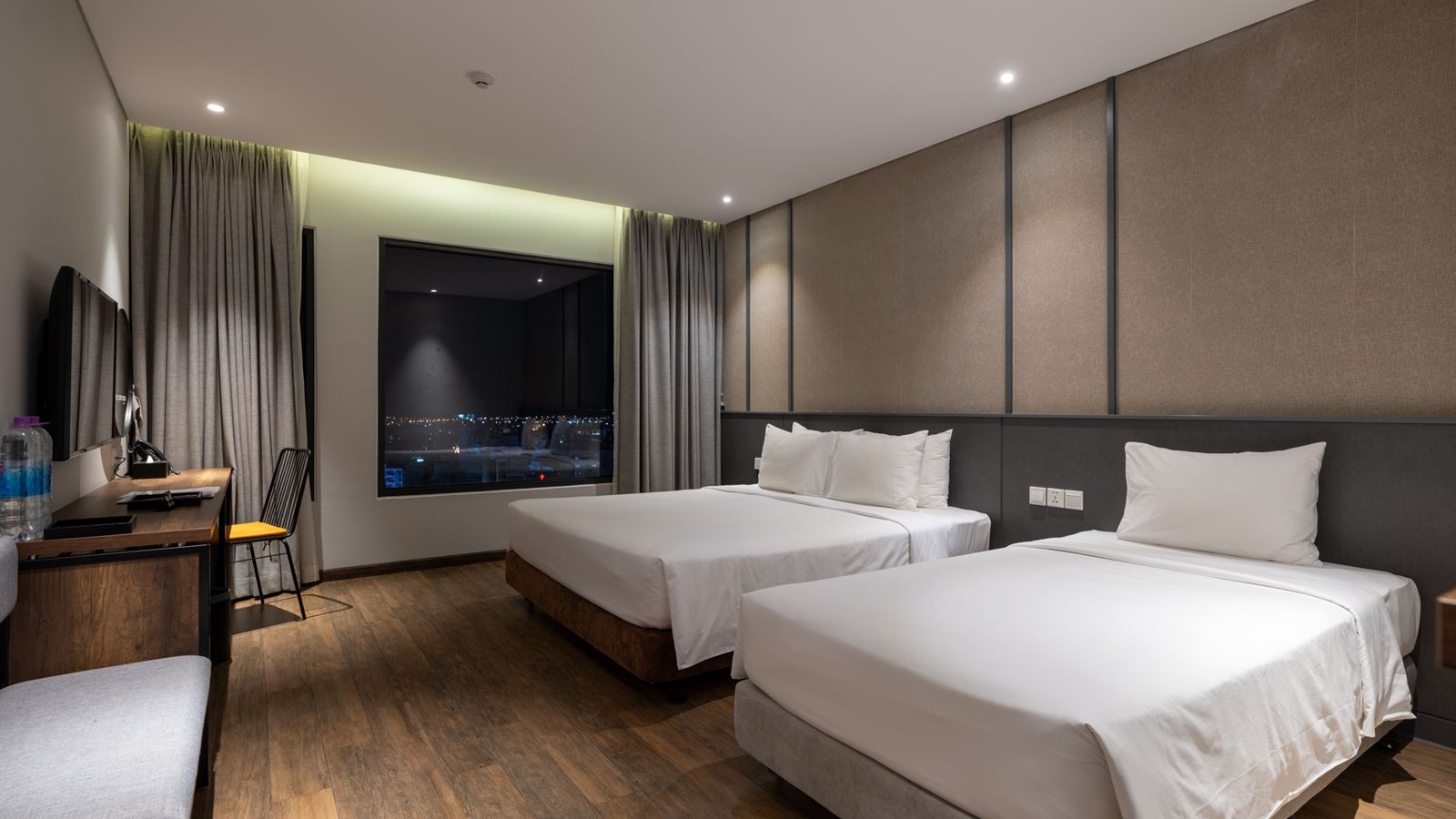 rooms-roomy-double-with-city-view